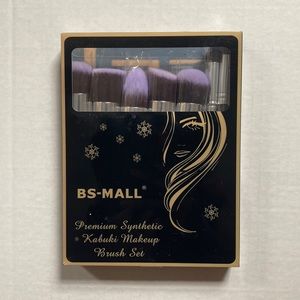 NWOT makeup brush set